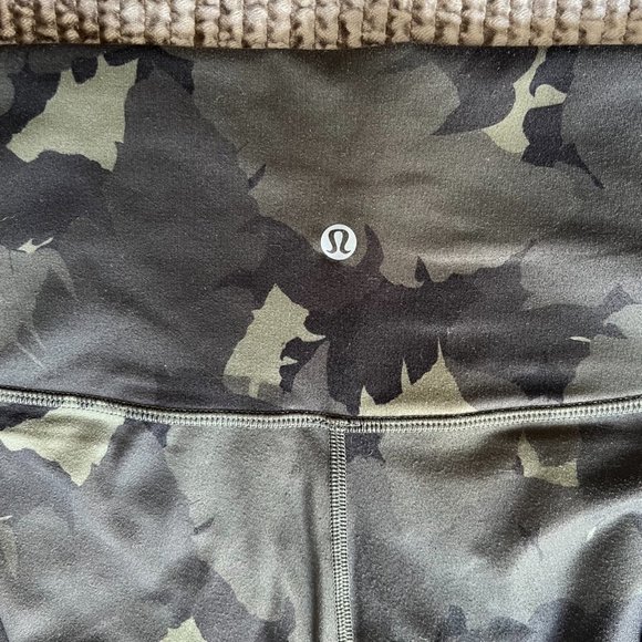Lululemon Green Palm Camo Wunder Under Crop - Picture 6 of 8